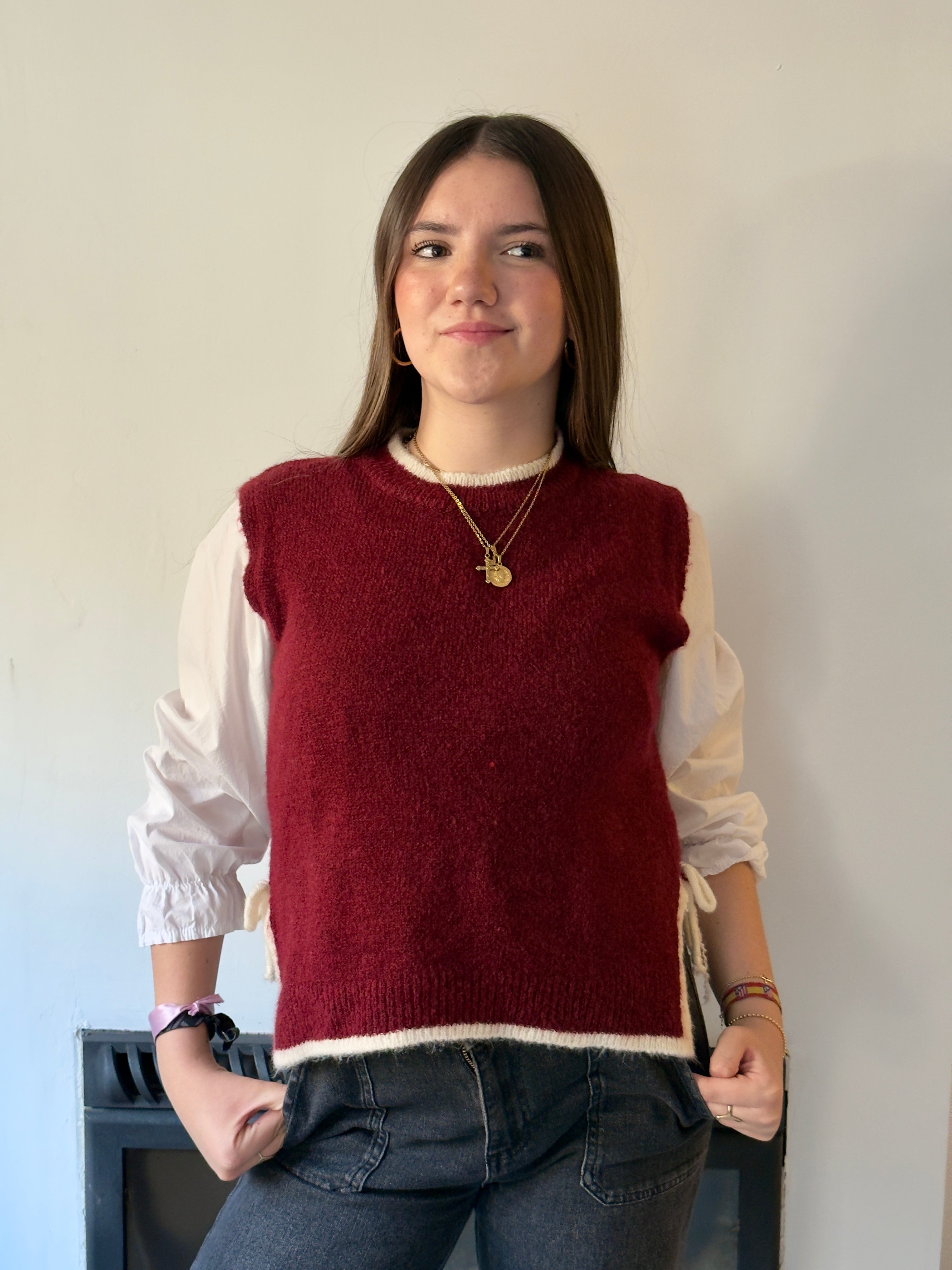 CHALECO MIRIAM | Burdeos con abertura y lazos beige a los lados